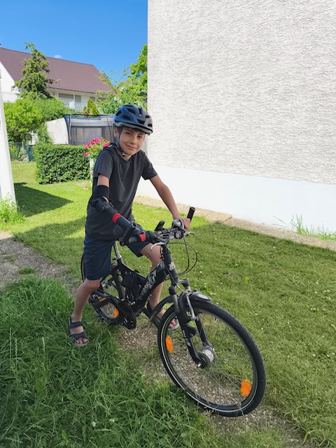Yven beim Fahrradfahren mit Unterarmprothese